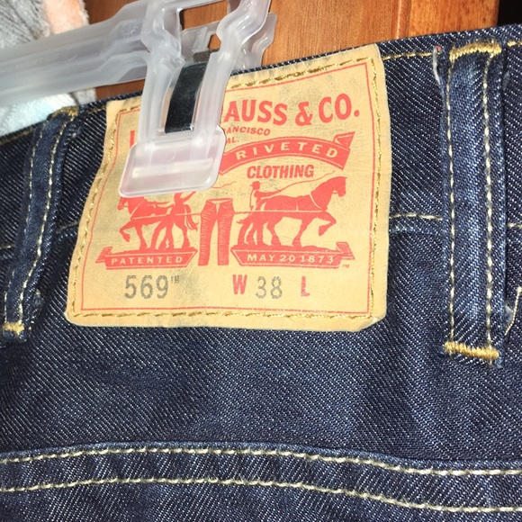 Levi Shorts - Picture 2 of 4